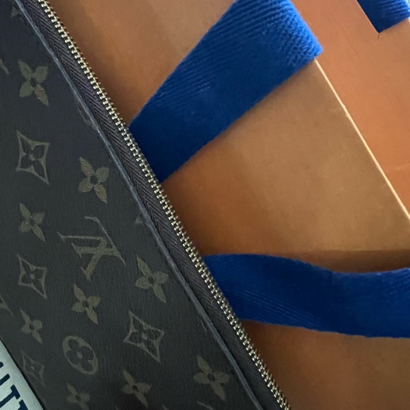 Louis Vuitton Monogram pre-owned Wristlet with Dust Bag and Louis Vuitton Bag. - Picture 9 of 12